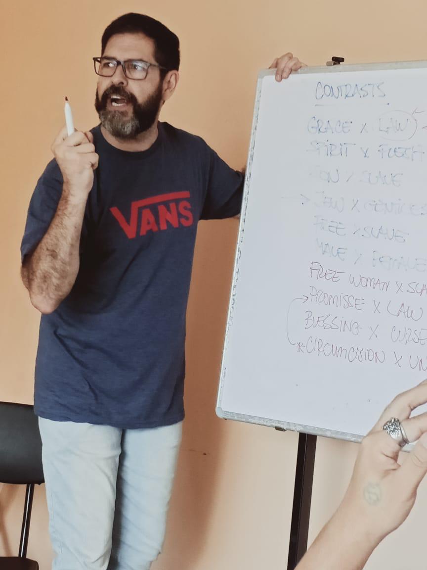 Quadro branco no Nepal com os contrastes de Gálatas escritos em inglês