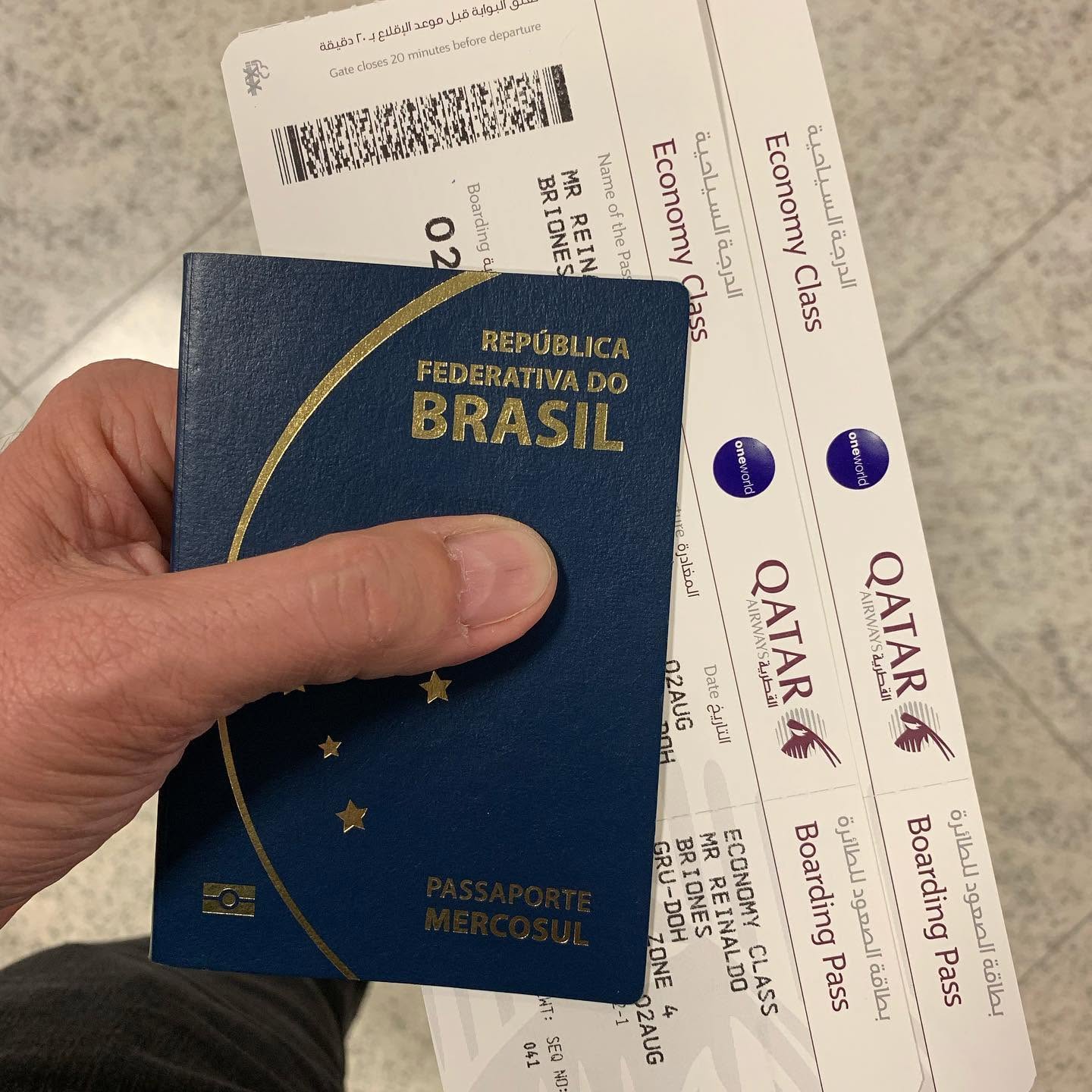 Passaporte brasileiro sobre cartões de embarque de um voo de São Paulo para Doha